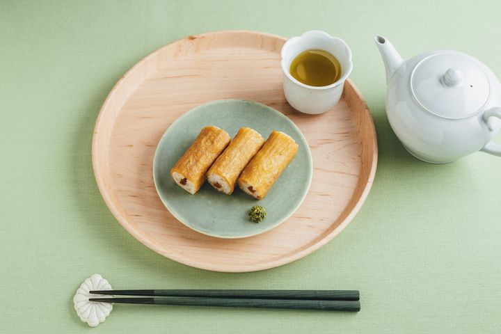 じゅわりとお出汁が染み出すジューシーな「東京銀座限定 茅乃舎だしいなり」10個入り¥3,456。山椒、青唐辛子、青柚子皮、青のりを合わせた鮮やかなグリーンが美しい「特別誂え 山椒生七味」¥3,240。辛いものが苦手な人でも楽しめる、やさしい痺れ感。