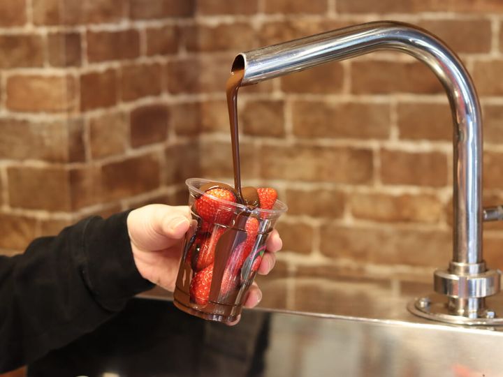 蛇口から出るクーベルチュールチョコレート