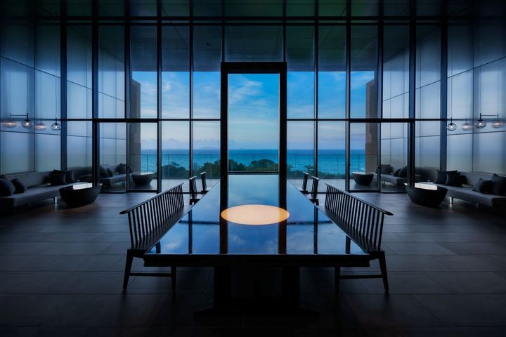 長崎県福江島の海辺に立つ「五島リトリート ray by 温故知新」