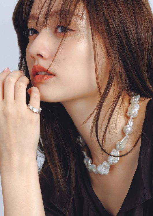 カドーのジュエリーを身につけた谷まりさん