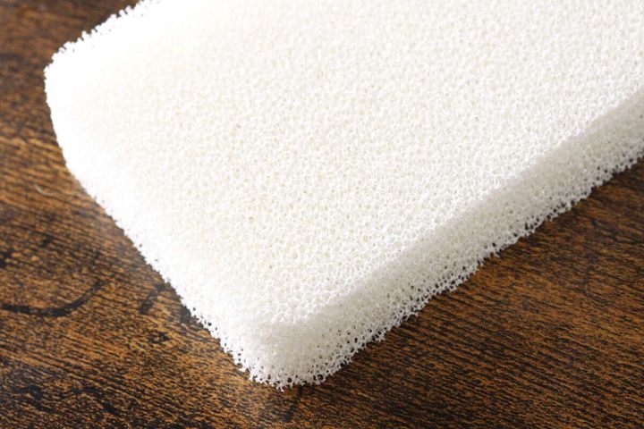 ダイソーの泡立ち水切れが良いキッチンスポンジは目が粗い