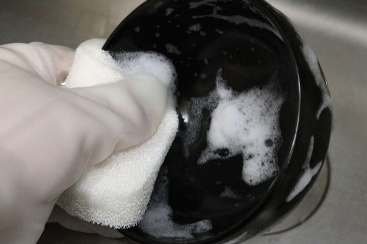 ダイソーの泡立ち水切れが良いキッチンスポンジは食器に密着して優しく洗える
