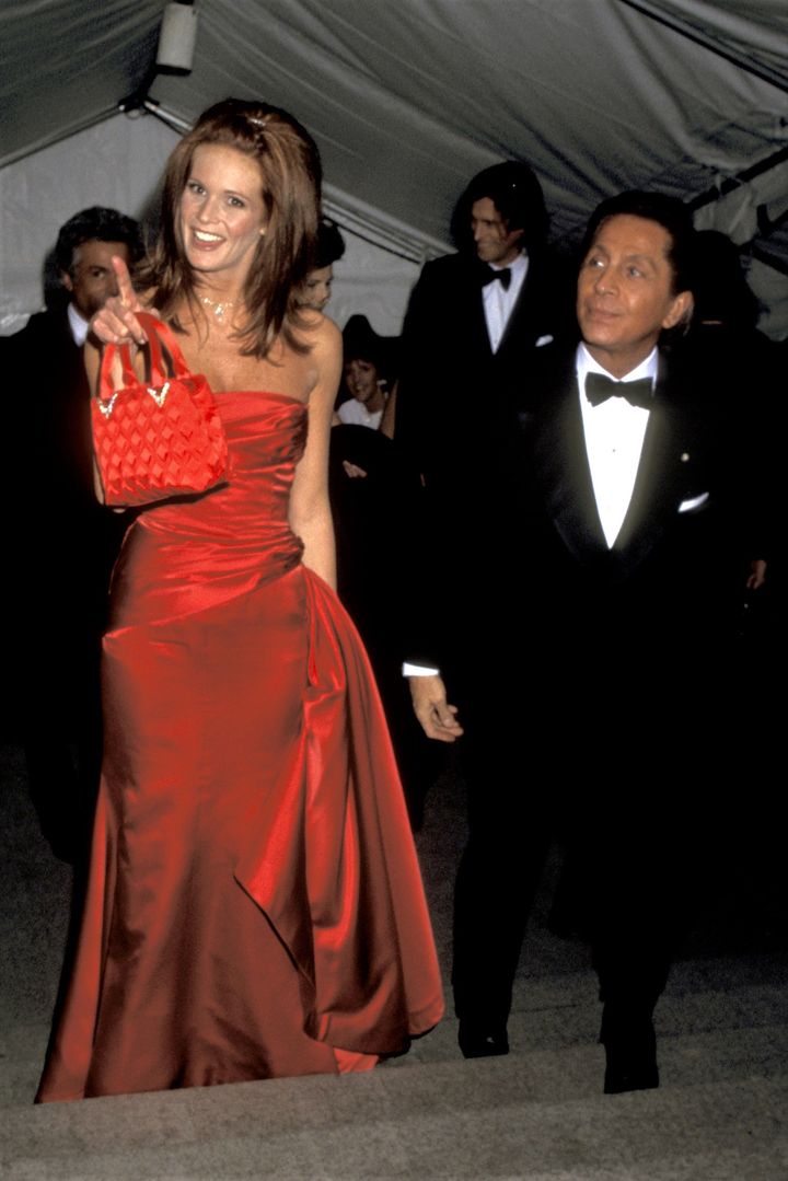 1995年、メットガラに出席したエル・マクファーソン（左）とヴァレンティノ・ガラヴァーニ（右）。