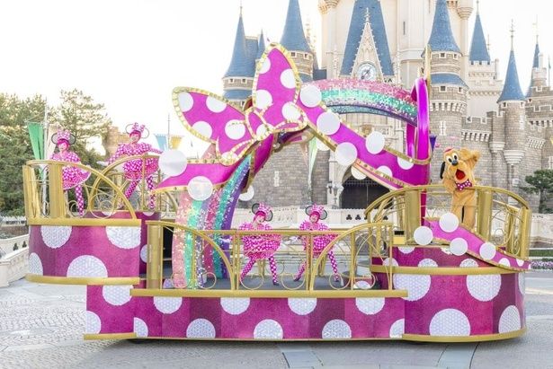 大きなリボンで飾られたフロート。ドット模様も印象的