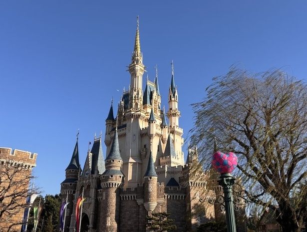 ランプポストの上部がハート型のステンドグラス仕様になり、辺りをピンク色に照らす