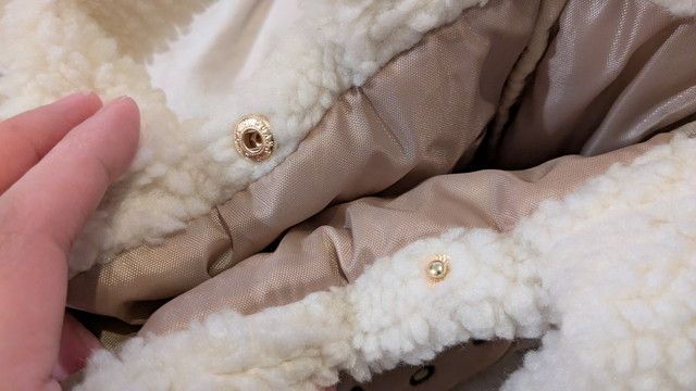 開口部はスナップボタン