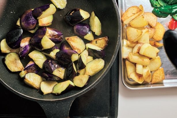 野菜は1種類ずつ炒めると、火の通りが均一に (C)りん／KADOKAWA