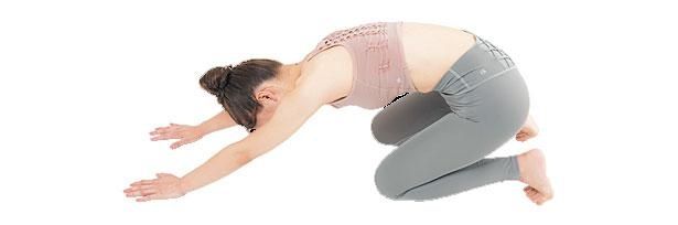 息を吸って吐きながらお尻を右から円を描くように後ろに回します （C）erica／KADOKAWA