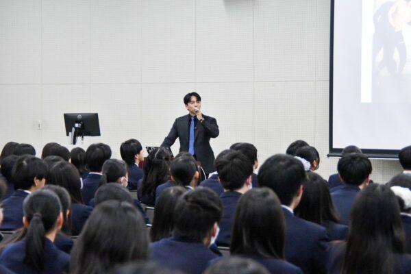 【東京都葛飾区】韓国修学旅行をもっと楽しく！K-PRO代表スンジュン氏が高校生200人に特別レッスン