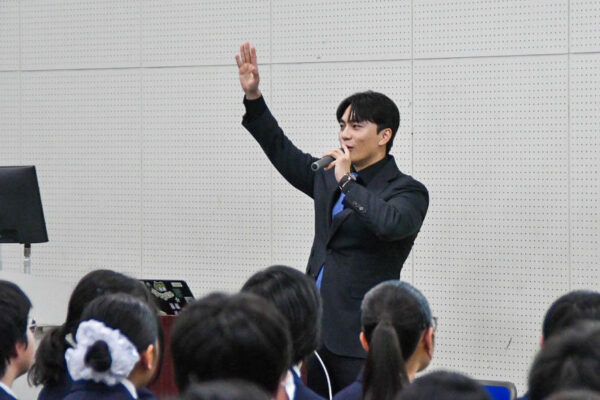 【東京都葛飾区】韓国修学旅行をもっと楽しく！K-PRO代表スンジュン氏が高校生200人に特別レッスン