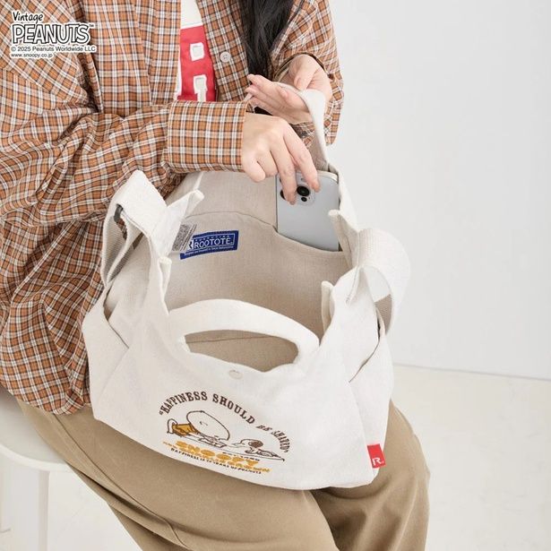 両サイドのルーポケットはスマホや小物の指定席に