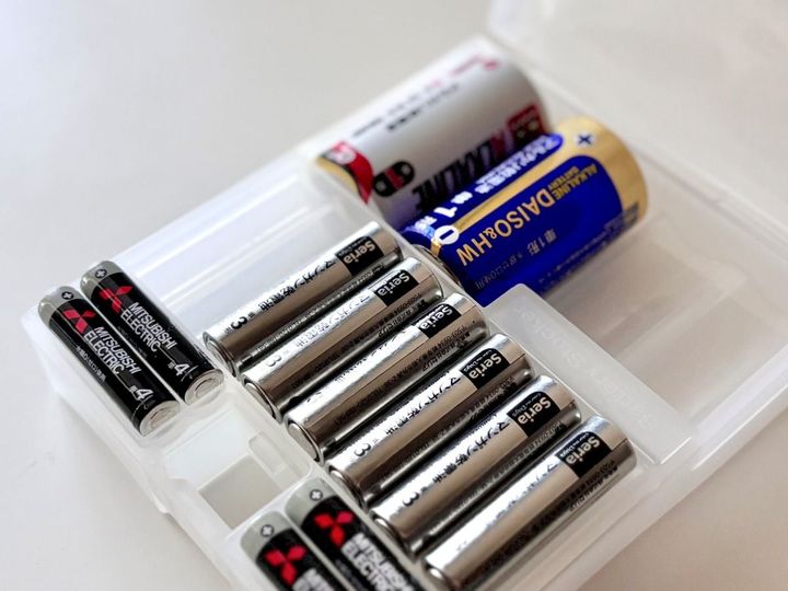 100均の電池ってこんなにあるの！？単一形からボタン電池、残量チェッカーまで一挙紹介