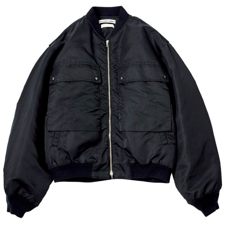 着想のベースは80sのアーカイブ。リサイクルナイロンのMA-1ツイルを使用し、撥水機能も備えた一着。¥85,800（ヨーク × キャサリン ハムネット／エンケル）