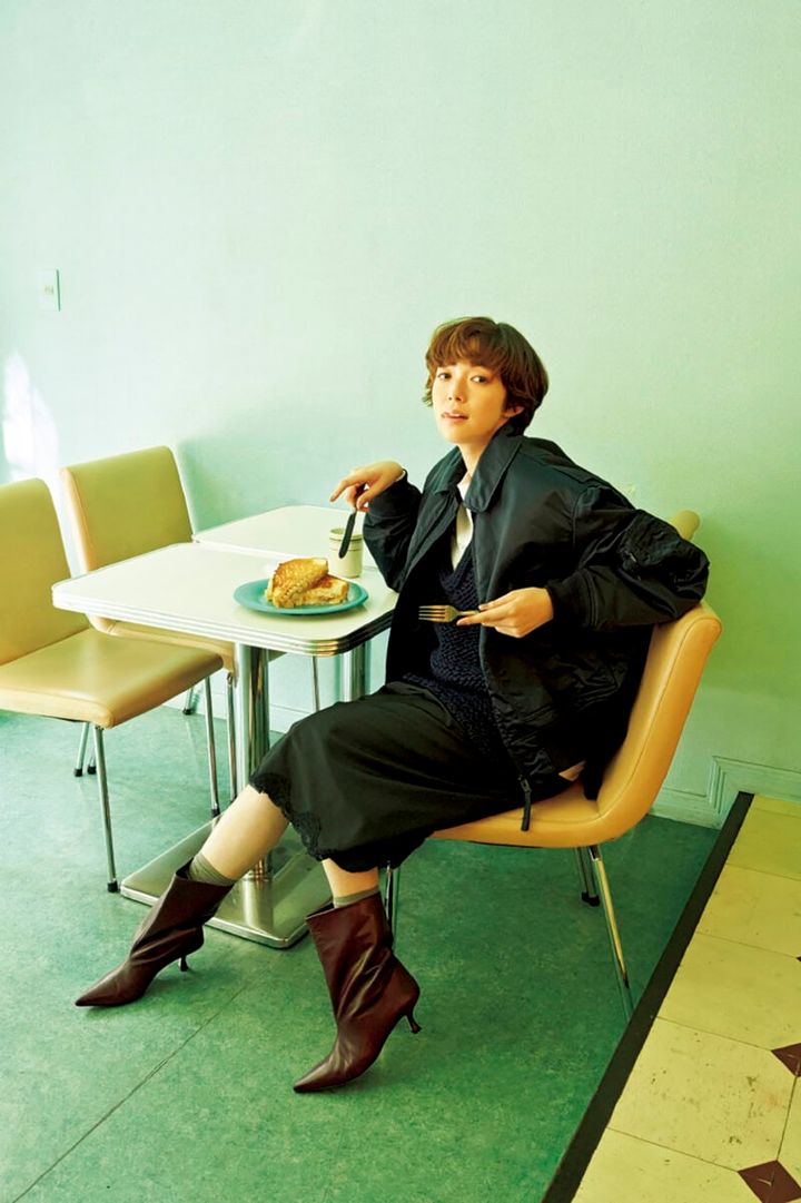 ブルゾン¥88,000（ハイク／ボウルズ） ニットベスト¥29,700（エンリカ） 中に着たTシャツ¥17,600（ロンハーマン） スカート¥29,700（アンスクリア）、ブーツ¥49,500（ペリーコ サニー／ともにアマン） 下にはいたスカート¥19,800（スピック＆スパン／スピック＆スパン ルミネ有楽町店） ソックス（スタイリスト私物）