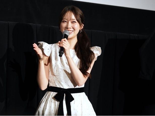 【写真を見る】「日本ホラー大賞」選考委員を務め、ホラー映画界を応援する堀未央奈が作品の見どころを丁寧に紹介！