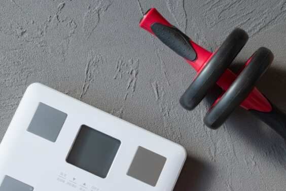 体重計と腹筋ローラー