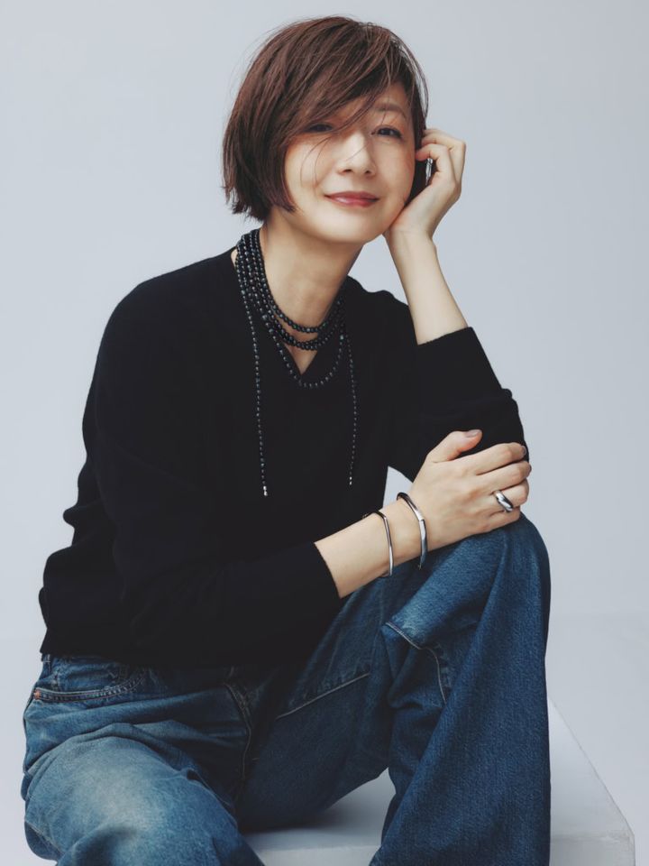 ラリエット〈178㎝ シルバー×ラルビカイト〉¥303,900、ネックレス〈約46㎝ シルバー×ラルビカイト〉¥100,700、リング〈シルバー〉¥50,500、ブレスレット 上〈シルバー〉¥135,900、ブレスレット 下〈シルバー〉¥119,900／すべてトムウッド（トムウッド 青山店）、ニット ¥38,500 ／スローン（ザ ショップ スローン 神戸）、デニム ¥39,600／リーバイス® ブルータブTM（リーバイ・ストラウス ジャパン）