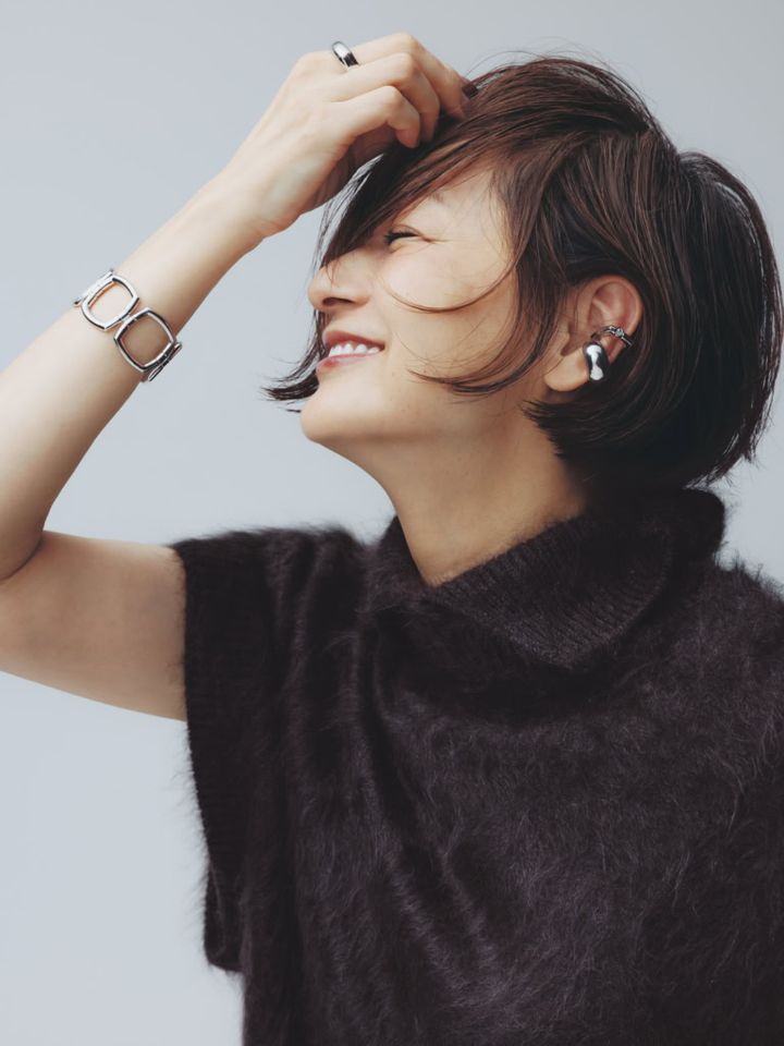 イヤカフ 上〈シルバー×ダイヤモンド〉¥78,300、イヤカフ 下〈シルバー〉¥40,400、リング〈シルバー〉¥63,900、ブレスレット〈シルバー〉¥207,900／すべてトムウッド（トムウッド 青山店）、ニット ¥104,500／ブラミンク（ブラミンク トーキョー）