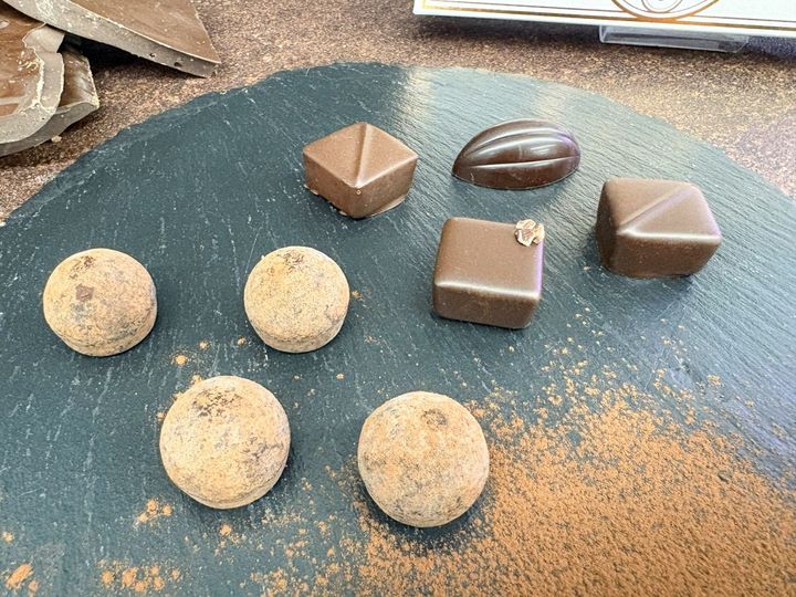 カカオ感が特徴のカカオクッキーに、ビターチョコレートをコーティング