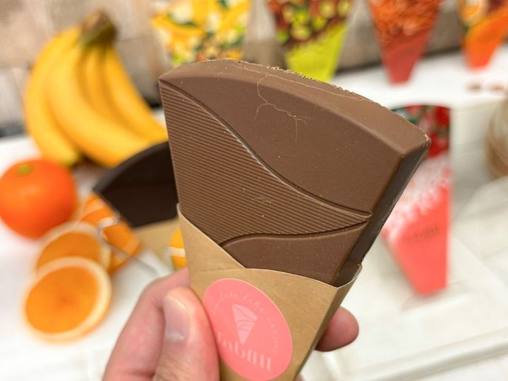 実際に手で持つとその厚さに驚きました