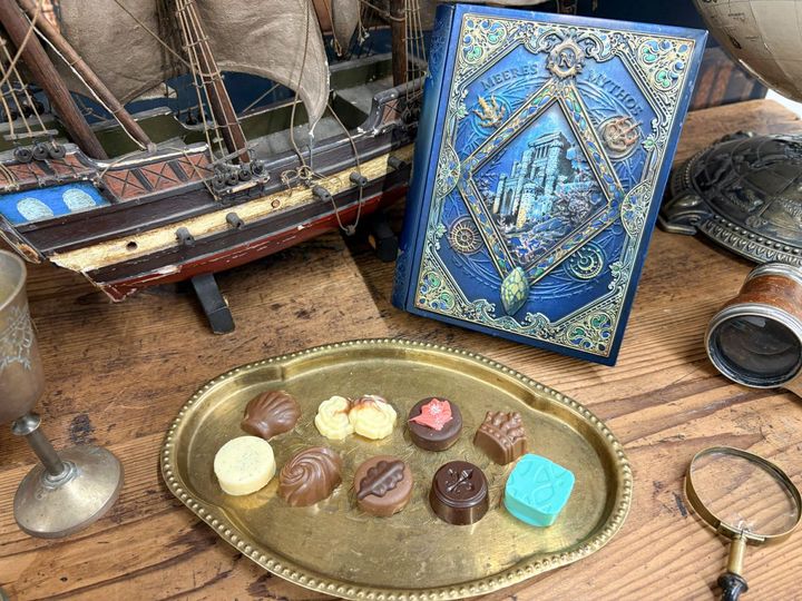 古城から海底に眠る幻の帝国までの旅路がイメージされています