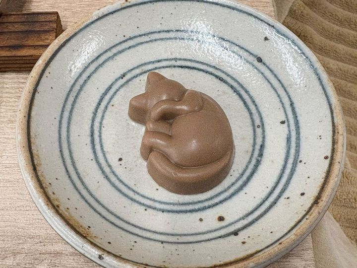 丸まっている猫型チョコレートがキュート！