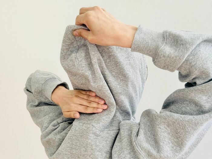「パーカーの首が苦しい…」を一発で解決！一日中直さなくてOK＆小顔見えも叶う『フードの整え方』