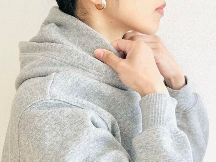 「パーカーの首が苦しい…」を一発で解決！一日中直さなくてOK＆小顔見えも叶う『フードの整え方』