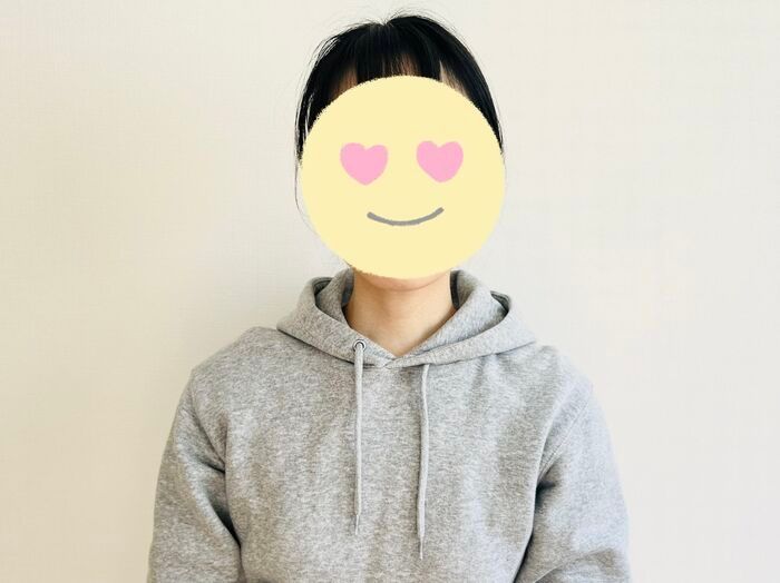 「パーカーの首が苦しい…」を一発で解決！一日中直さなくてOK＆小顔見えも叶う『フードの整え方』