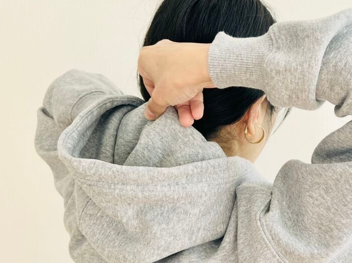 「パーカーの首が苦しい…」を一発で解決！一日中直さなくてOK＆小顔見えも叶う『フードの整え方』