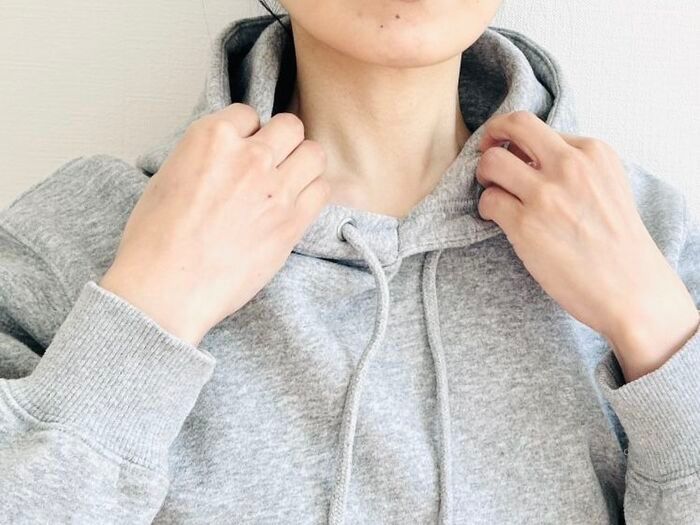 「パーカーの首が苦しい…」を一発で解決！一日中直さなくてOK＆小顔見えも叶う『フードの整え方』
