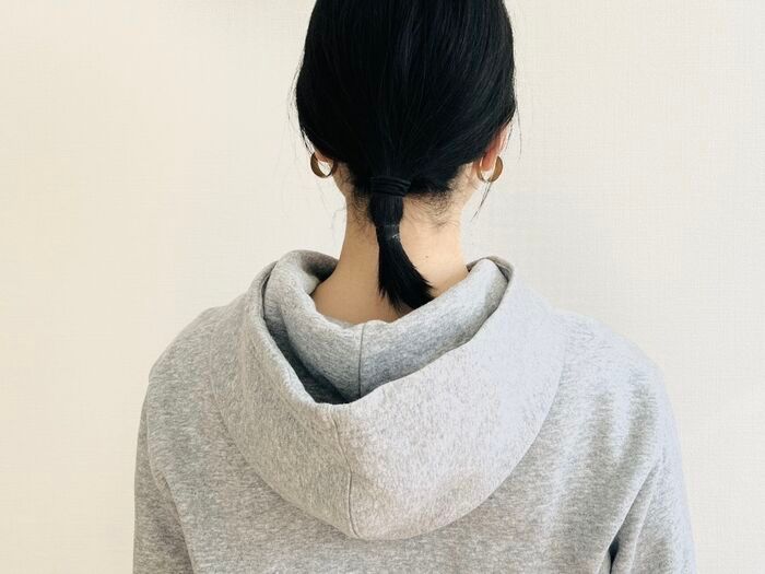 「パーカーの首が苦しい…」を一発で解決！一日中直さなくてOK＆小顔見えも叶う『フードの整え方』