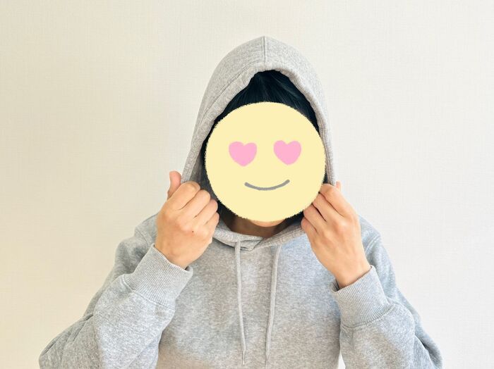 「パーカーの首が苦しい…」を一発で解決！一日中直さなくてOK＆小顔見えも叶う『フードの整え方』
