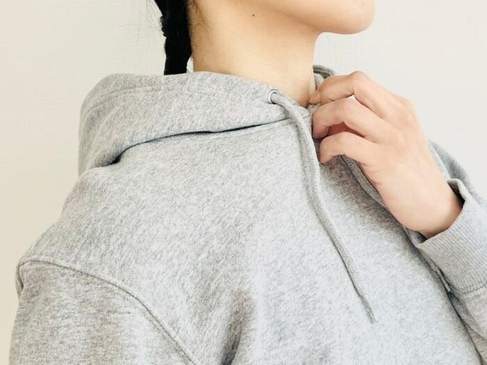「パーカーの首が苦しい…」を一発で解決！一日中直さなくてOK＆小顔見えも叶う『フードの整え方』