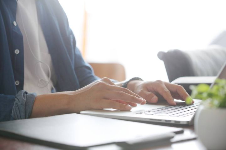 パソコンを操作する人