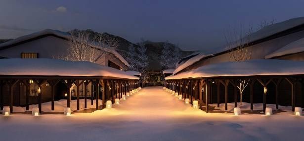 雪に包まれた夜の静寂に浮かび上がる、界 アルプスの雁木回廊