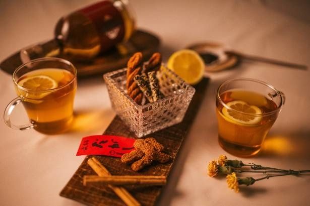 温泉で発酵させた紅茶にレモンを添え、飛騨駄菓子とともに味わう