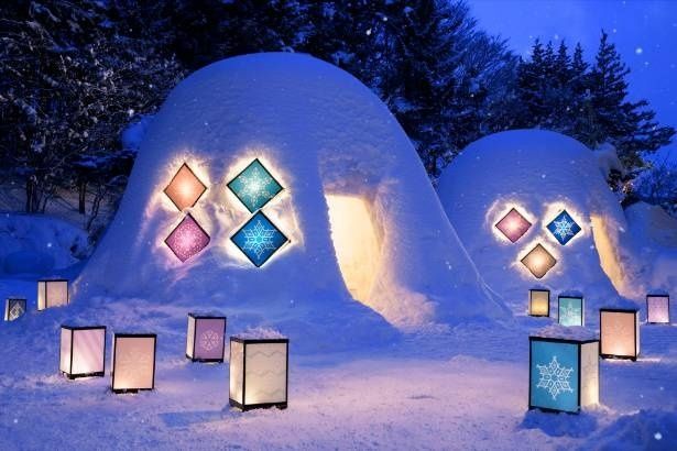 【写真】津軽こぎん刺しの文様が光る灯籠と、雪で形作られたかまくらが並び立つ