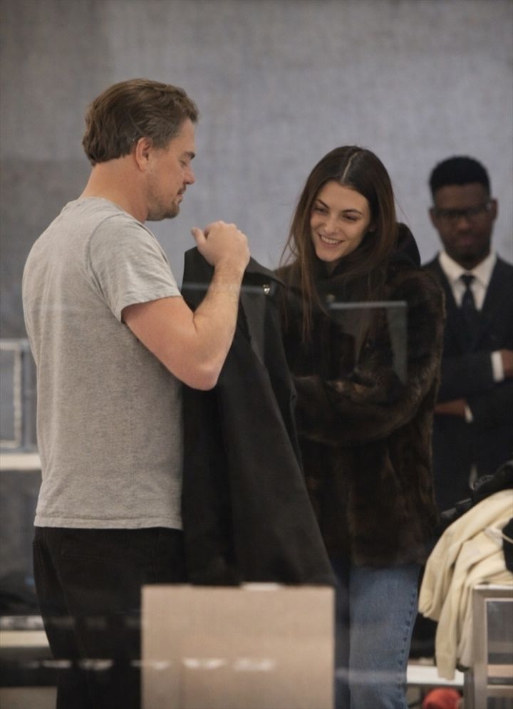 レオナルド・ディカプリオが恋人ヴィットリア・チェレッティとショッピングデート 写真：Backgrid／アフロ width=