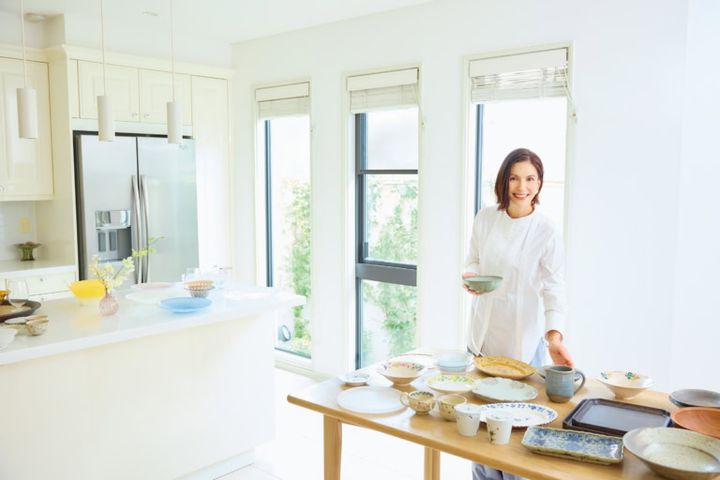 ブラウス¥58,300、パンツ¥53,900／ともにエブール（リトルリーグ インク）、イヤリング¥715,000、ブレスレット¥938,300／ともにTASAKI