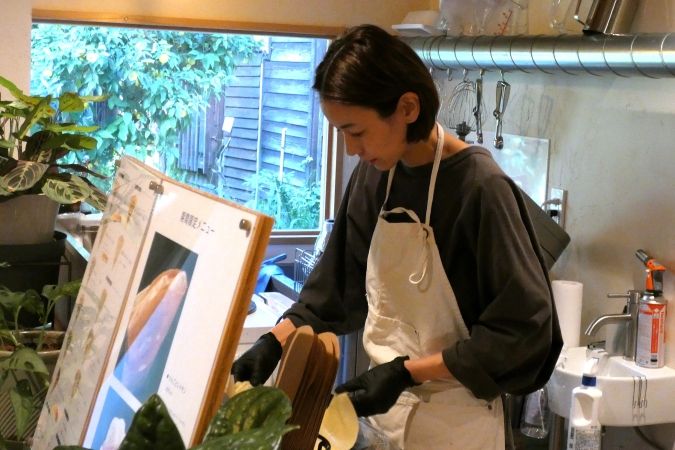 CREAM STAND MOFF 店主がクレープを作るシーン