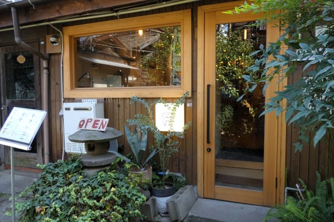 CREAM STAND MOFF 外観