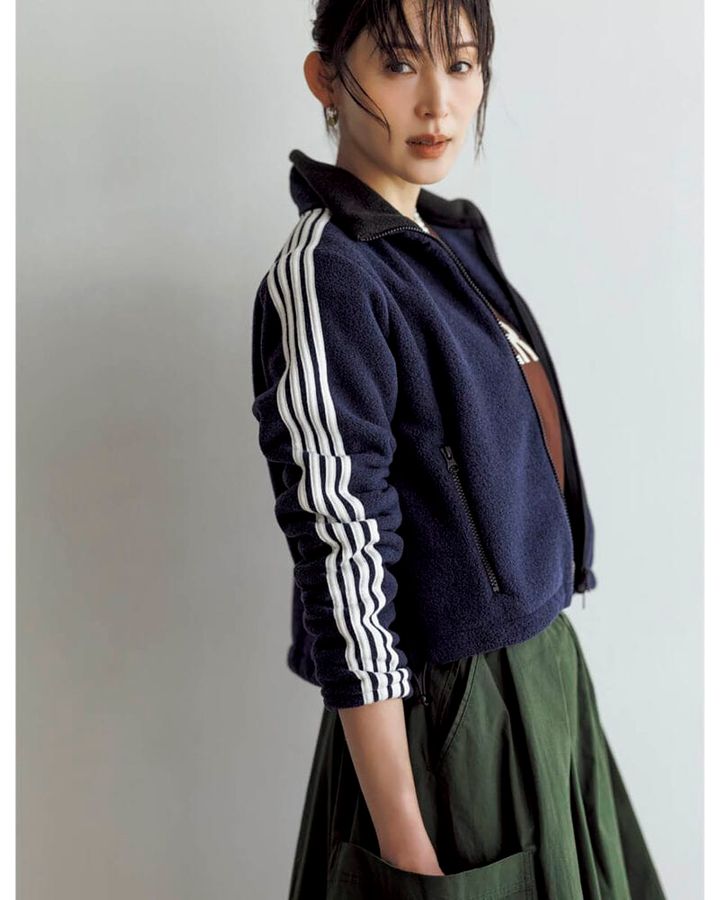 ジャケット4万2900円（アンスクリア／アマン） トップス1万7600円（キャサリン ハムネット×ロンハーマン／ロンハーマン） スカート7万8100円（シー ニューヨーク／S&T） ブーツ13万7500円（ペリーコ） ネックレス〈パール〉1万9800円（チビ・ジュエルズ／チビ・ジュエルズ ジャパン） 〈間隔空きパール〉2万9700円（プラウ） 〈パール４つ〉1万9800円（メラキ／フラッパーズ） イヤカフ2万4400円（トムウッド／トムウッド 青山店） ピアス〈片耳〉3万1130円※参考価格（オーガスト）