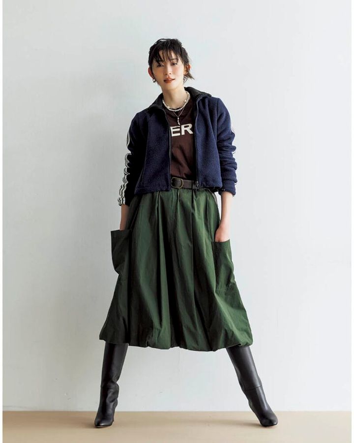 ジャケット4万2900円（アンスクリア／アマン） トップス1万7600円（キャサリン ハムネット×ロンハーマン／ロンハーマン） スカート7万8100円（シー ニューヨーク／S&T） ブーツ13万7500円（ペリーコ） ネックレス〈パール〉1万9800円（チビ・ジュエルズ／チビ・ジュエルズ ジャパン） 〈間隔空きパール〉2万9700円（プラウ） 〈パール４つ〉1万9800円（メラキ／フラッパーズ） イヤカフ2万4400円（トムウッド／トムウッド 青山店） ピアス〈片耳〉3万1130円※参考価格（オーガスト）