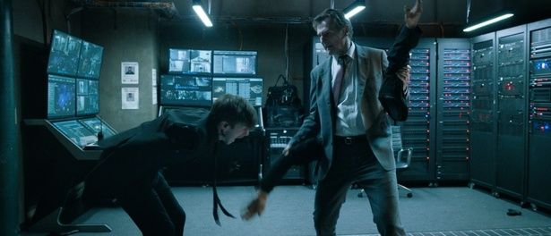 リーアム・ニーソンならではのタフガイギャグも最高！(『裸の銃を持つ男』) [c] 2026 Paramount Pictures. All Rights Reserved.