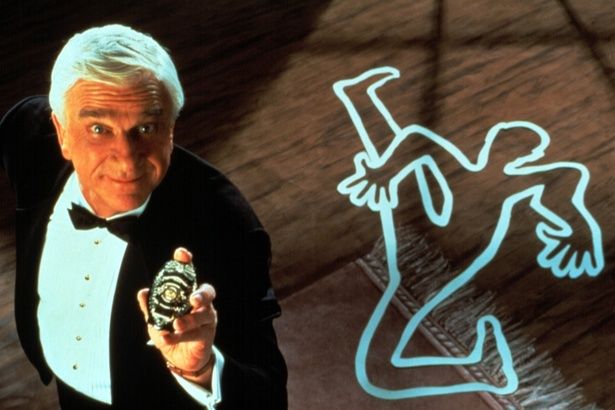 犯行現場のチョークすら笑いに！(『裸の銃を持つ男 PART2 1/2』) [c]Paramount/courtesy Everett Collection