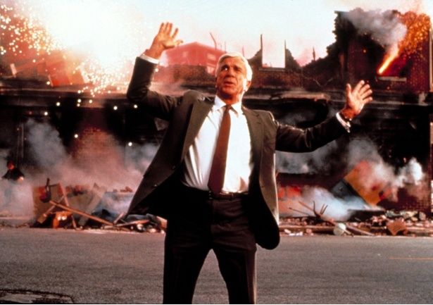 【写真を見る】パロディから下ネタまでくだらない笑い満載の「裸の銃を持つ男」の魅力 [c]Paramount/courtesy Everett Collection