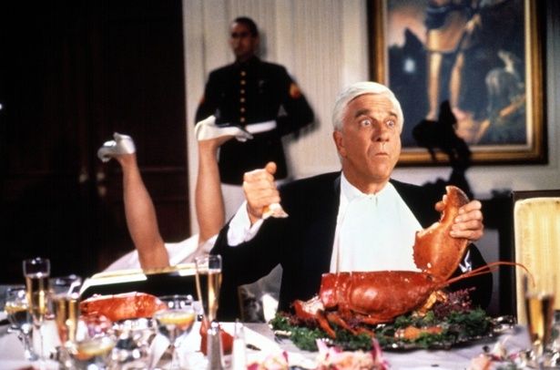 スラップスティックなギャグから下ネタまで多種多様(『裸の銃を持つ男 PART2 1/2』) [c]Paramount/courtesy Everett Collection