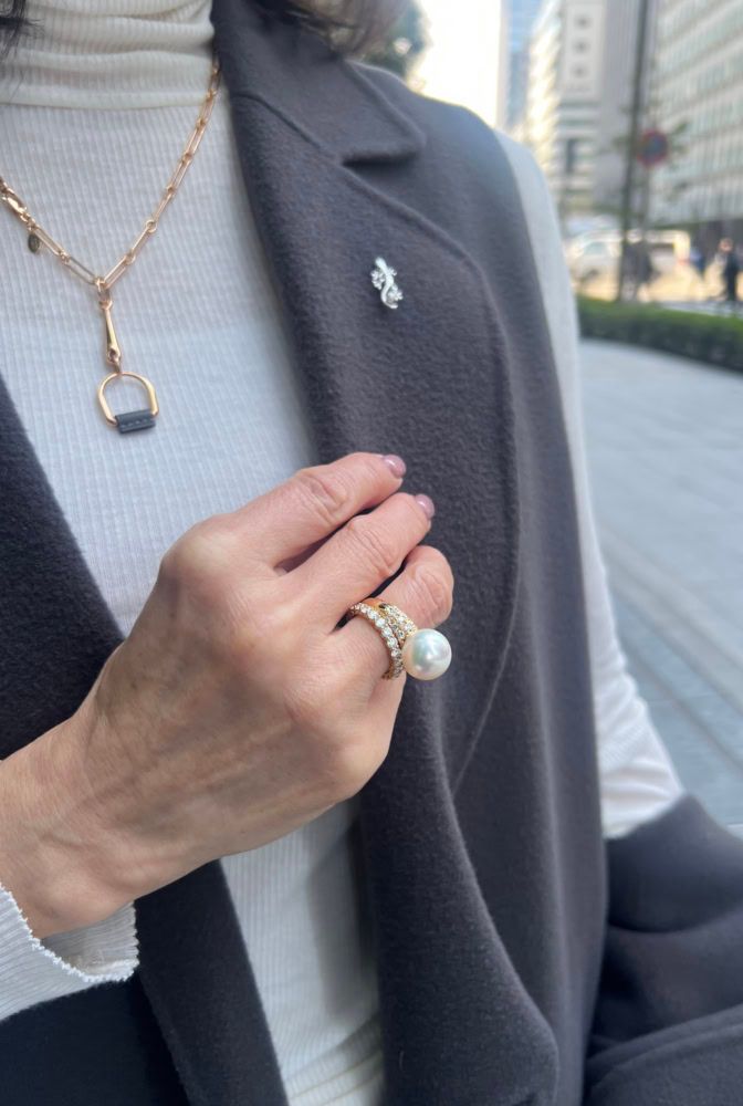 華やかなアクセサリーでエレガントな雰囲気に