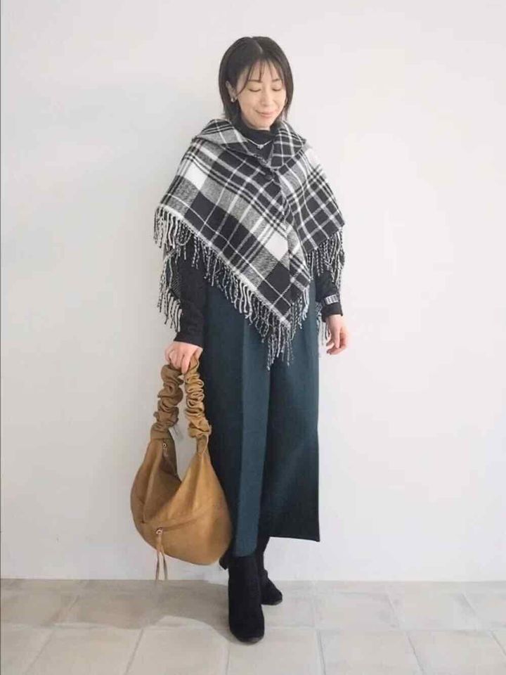 ストールのチェック柄をアクセントに